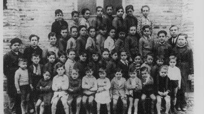 Niños que vivían en la colonia ferroviaria de Sant Vicenç de Calders en la década de los años 30.