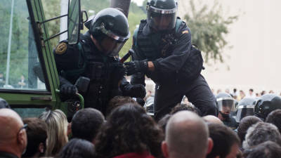 Agentes de la Guardia Civil irrumpen en el centro de votaci&oacute;n de Sant Juli&agrave; de Ramis (Girona)