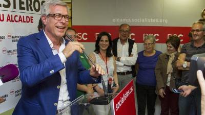 Josep Fèlix Ballesteros, celebrant els resultats electorals. Foto: Pere Ferré