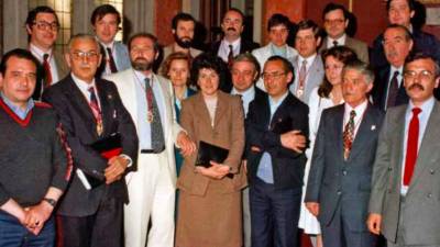 Isidre Guitart (de pie, segundo por la izquierda) en una imagen de concejales y militantes socialistas (1983). FOTO: NIEPCE.