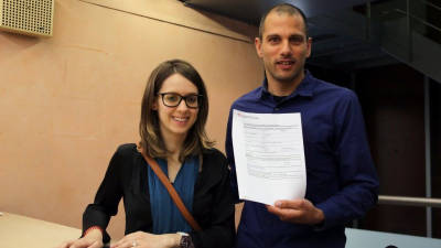 La Sandra i en Jordi, de Prats de Lluçanès, mostren la documentació amb la que entre al nou Registre de parelles estables de Catalunya, el 3 d'abril de 2017.