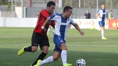 El centrocampista rojinegro Jaume Delgado persigue a un rival del Espanyol B. Foto: DT