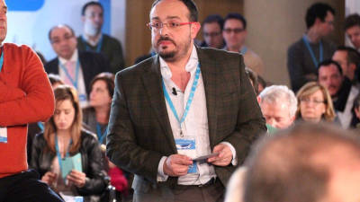 El president del PP de Tarragona, Alejandro Fernández (centre), en roda de premsa a la seu del partit. Foto: ACN