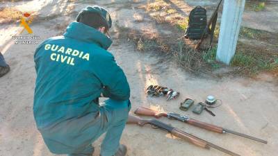 Cazadores con reclamos electrónicos ilegales en Tortosa