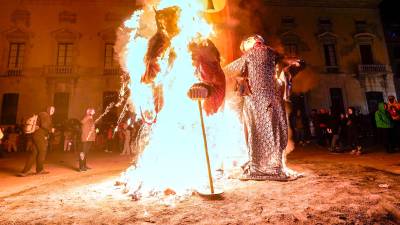 La Crema del Ninot i la Ninota i el correfoc, que tancaven el Carnaval de Tarragona. Foto: Marc Bosch