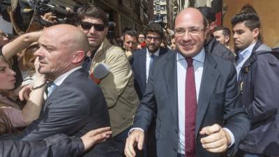 El ya expresidente murciano Pedro Antonio Sánchez (2d), a su salida de la sede del PP en Murcia. Foto: m. guillén