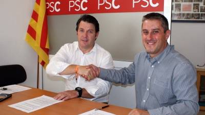 Ramon Ferré (PSC) y José Manuel Tejedor (C´s), tras firmar el polémico pacto de gobernabilidad en Calafell que hará alcalde a Ferré. Foto: Cedida