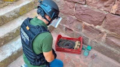 Un artificiero de la Guardia Civil inspeccionando el material explosivo defectuoso. FOTO: Guardia Civil