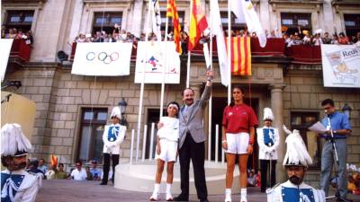 El alcalde de Reus, Josep Abell&oacute;, recibe la llama ol&iacute;mpica, el 22 de julio de 1992. Foto: Llu&iacute;s mili&aacute;n/DT
