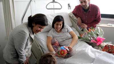 L'Ariadna i la seva família rep la visita de Montserrat Vilella, regidora de l'Ajuntament de. Reus i presidenta del Grup Salut Reus. Foto: ACN
