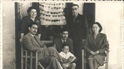 La familia Suriol, amb les tres generacions d’apotecaris, davant l’aparador de la farmàcia l’any 1951 aproximadament. foto: CEDIDA