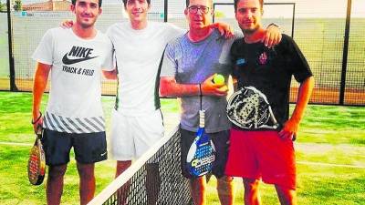 Serbi Roberto, en el centro junto a su padre Josep Maria, con Carles Salvat y Marc Ollé tras una partida de pádel, este verano.