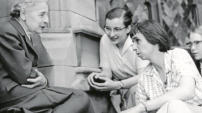A la izquierda, Lise Meitner es la física austríaca que contribuyó al descubrimiento de la fisión nuclear. Foto: Cedida
