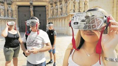 Los turistas viendo con las gafas el antiguo Templo de Augusto, situado en el Pla de la Seu y la Catedral. Foto: Pere Ferr&eacute;