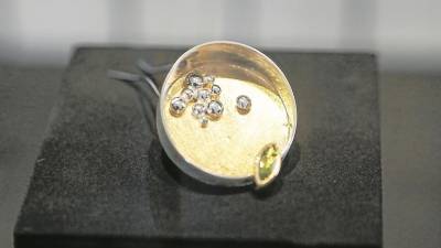 ‘Res-guardar’, joia de Laura Morales. Elaborada en or, plata, peridot talla ‘navette’ i tècnica ‘keum boo’. Foto: Alba Mariné