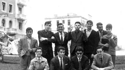 Joan Manel Serrat (tercero de pie, por la derecha), en Tarragona, junto con unos compañeros de la Laboral, años después de acabar los estudios. FOTO: cedida por Tarragona Antiga