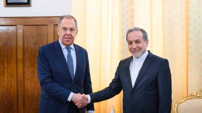 El ministro ruso de Exteriores, Serguéi Lavrov, a la izquierda de la imagen, junto a su homólogo iraní, Abás Araqchí. Foto: EFE