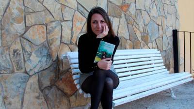 La periodista Emma Zafón amb un exemplar de la novel·la ‘Casada i callada’. FOTO: PILAR GARDIA