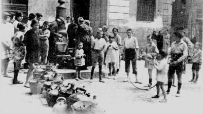 La font de la plaça de la Farinera el 1925, durant un dels freqüents episodis de manca d’aigua a Reus. Foto: Arxiu Antoni Zaragoza Mercadé