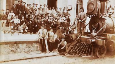 C. 1900. Locomotora i ferroviaris de la companyia MZA a l’estació de Tarragona. Foto: Col·lecció Rafael Vidal