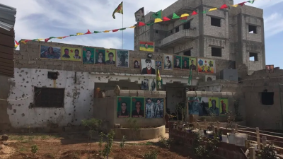 Pósteres kurdos en la fachada de un edificio en Kobane, la región kurda de Alepo, Siria. Foto: EFE