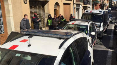 Els Mossos i la Policia Nacional s'enduen un dels detinguts del segon pis del número 4 del carrer Alt de Sant Pere. Foto: Francesc Gras