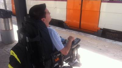 El tren queda muy separado del andén y tiene escalones. Imposible para la silla de Cristian. Foto: JMB/DT