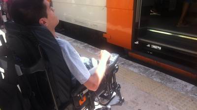 Acceder al vagón de tren es imposible para la silla de ruedas eléctrica de Cristian. Foto: JMB