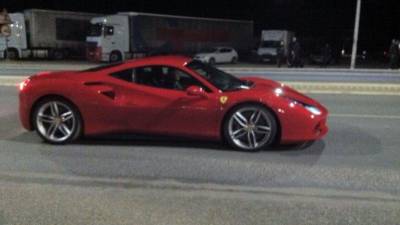 Aquest és el nou model de Ferrari que va ser gravat circulant per diferents emplaçaments de Tortosa. Foto: Ràdio Ebre
