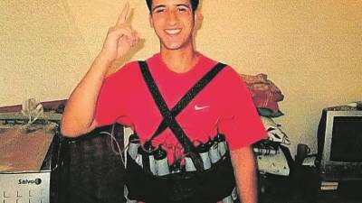 Youssef Aalla porta un chaleco cargado de explosivos. Los terroristas tambi&eacute;n grabaron varias amenazas.