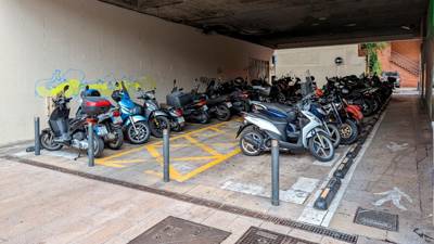 Aparcamiento de motos situado entre la Plaça Verdaguer y el Carrer de Girona de la ciudad de Tarragona. Foto: Enric Casanovas