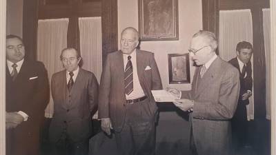 El primer president de la UBR, Josep Abelló (dreta), donant la primer escut d’or al president de la Generalitat, Josep Tarradellas, el 1979 a l’Ajuntament de Reus. FOTO: Arxiu Unió de botiguers de reus
