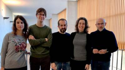 Imagen del equipo investigador. De izquierda a derecha, Rosa M. Garcia, Lluc Font, Roger Guimerà, Marta Sales y Sergio Nasarre. Foto: Cedida