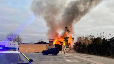 Un incendio destruye un restaurante de un camping de Roda de Berà