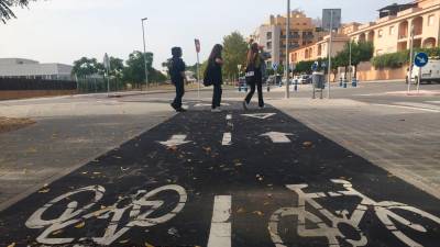 En El Vendrell el carril bici se diseñó pensando en la movilidad escolar. FOTO: J.M Baselga