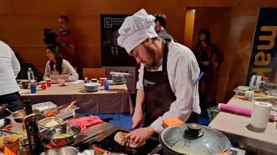 Un jove cuiner, durant una de les semifinals dels Premis Gastronòmics Josep Lladonosa. foto: cedida