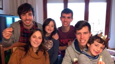 Jordi Pros (primero por la izquierda), en una reunión navideña familiar. Foto: DT