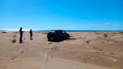 El coche sobre la arena. Foto: Agents Rurals