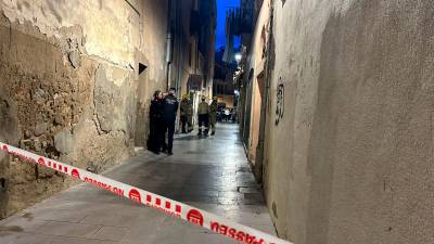 Bombers realizando tareas en la zona donde se han producido los hechos. Foto: Marc C. Griso
