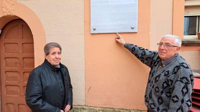 2. Cartañá i Montané, davant la placa commemorati-va del 75è aniversari. FOTO: Joan Boronat