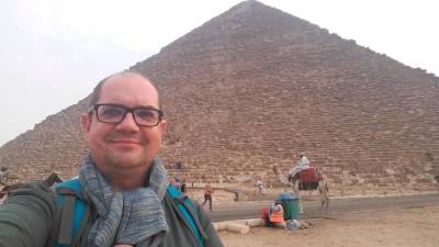 El escritor Nacho Ares con la pirámide de Keops al fondo. Foto: cedida