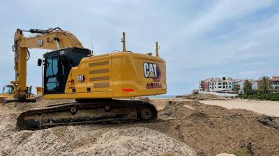 Imagen de los trabajos de recuperación de arena en la playa Llarga de Roda de Berà. Foto: Cedida