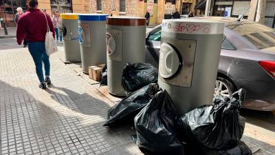 Bosses de la brossa al voltant de bústies de la pneumàtica, ahir a President Companys. FOTO: Alfredo González