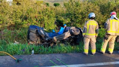 Uno de los coches implicados, en la cuneta. Foto: DT