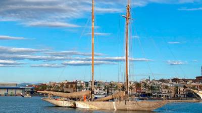 El 19 de setiembre ya empezó el proceso de adrizar el velero. Foto: DT