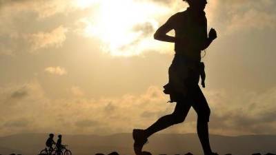 Una chica practicando atletismo y al fondo, dos ciclistas. FOTO: DT