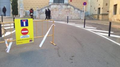 La señalización provisional que prohíbe continuar por la calle Sant Pau. Foto: CEDIDA