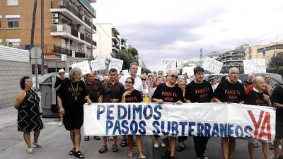 Protestas de los vecinos para pedir el paso de la calle Pisuerga.