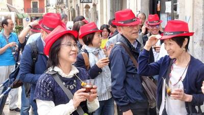 El grupo de turistas japoneses saboreó con buen humor el vermut en la plaza de la Font. Foto: cedida