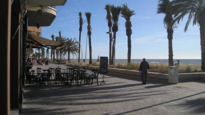 Una docena de locales había pedido tener una terraza sobre la arena de la playa.